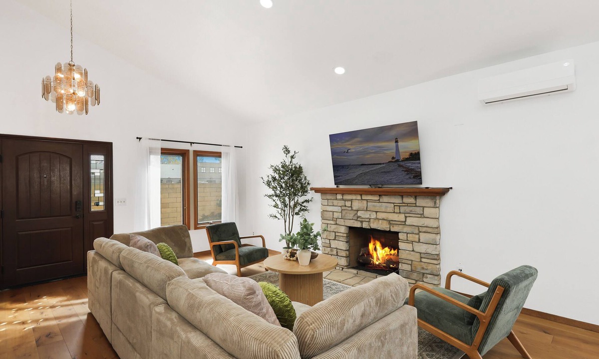 Midway City House | Massive Pool 5 Bedrooms Home Close to Disneyland/Huntington Beach