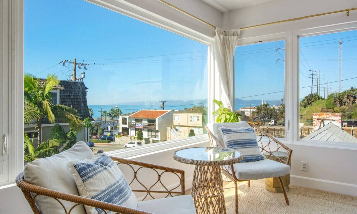 The Strand Villa | MB Gem Upper - Steps To The Beach, Ocean Breeze