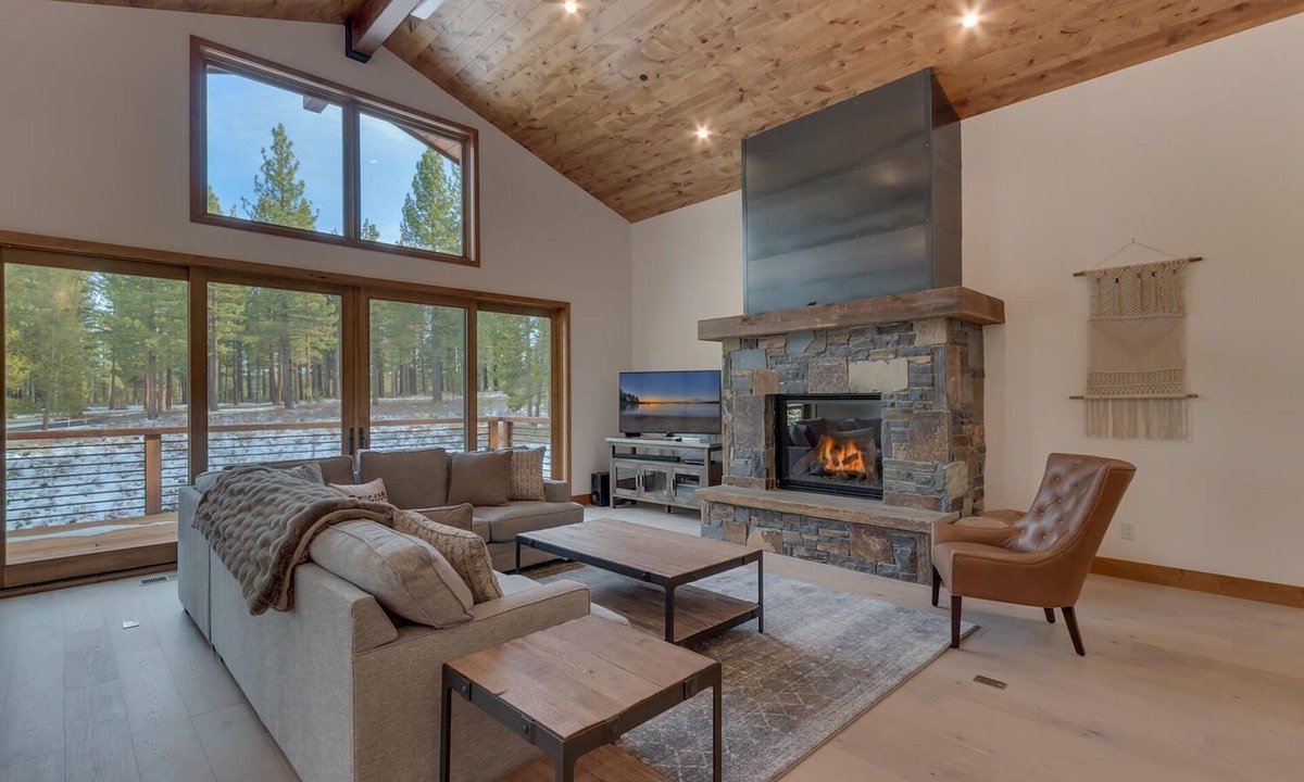 Truckee House | Meek Court at Grays Crossing By Tahoe Getaways - 4BR Modern Luxury w/Private Hot Tub
