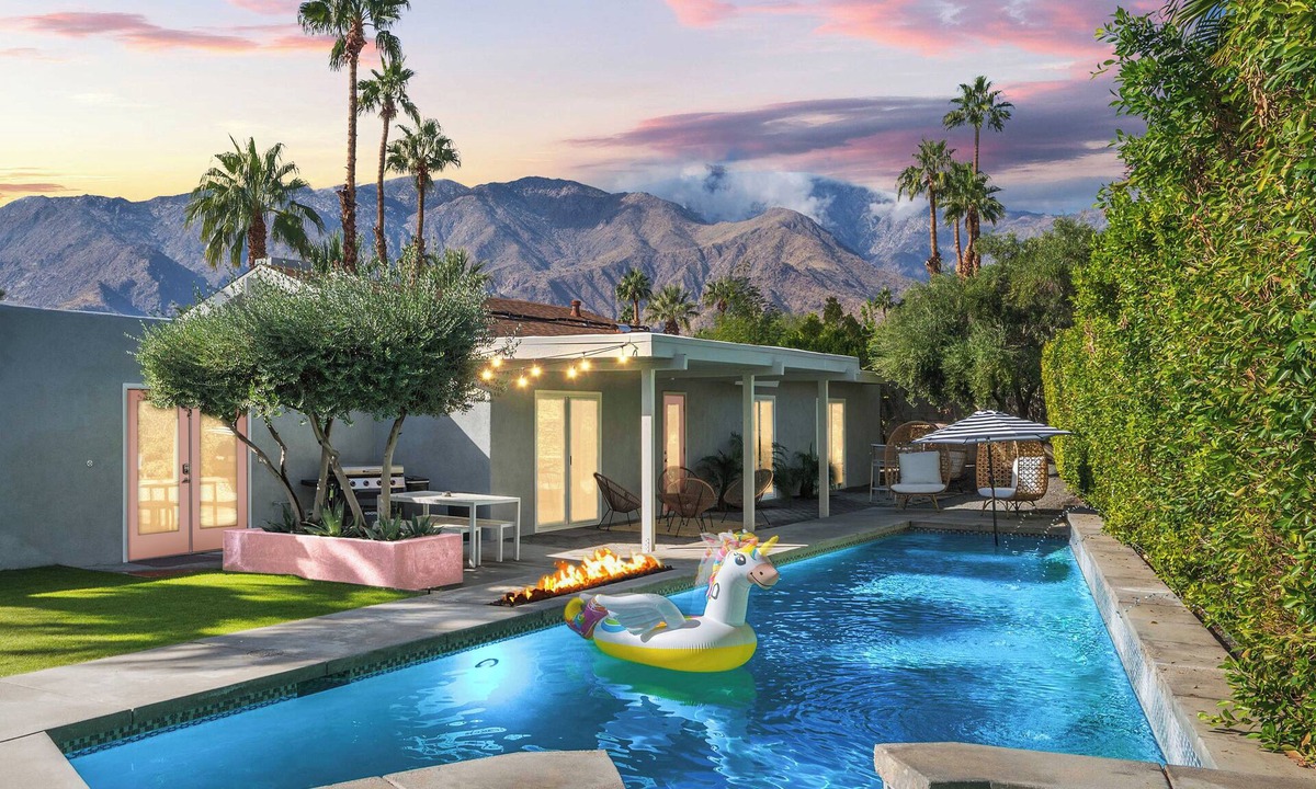 Vista Norte House | 'Miles Away' A Desert Oasis - Palm Springs Style!