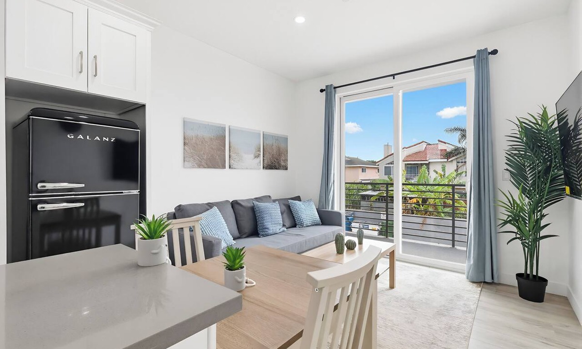 Lawndale House | Modern 1BR Apt - 10 min from LAX/Beach/Sofi + Parking