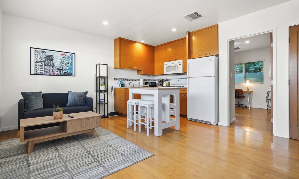 Lucerne - Higuera Apartment | Modern 1BR Retreat in the Heart of Culver City