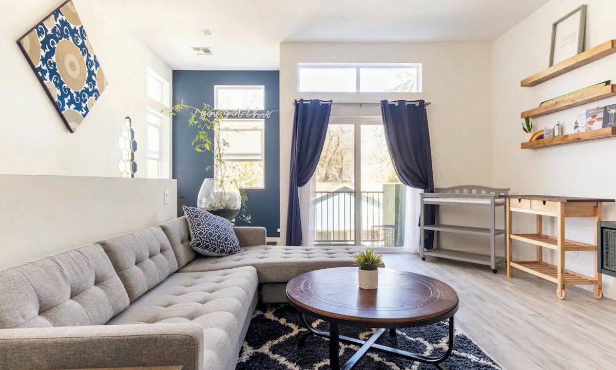 Sacramento House | Modern 2BR Near Downtown - Sleeps 6 + Suite