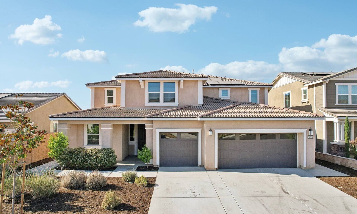 Sun City House | Modern 3000 sqft, Gated Yard, Garage, 5BR/3.5BTH