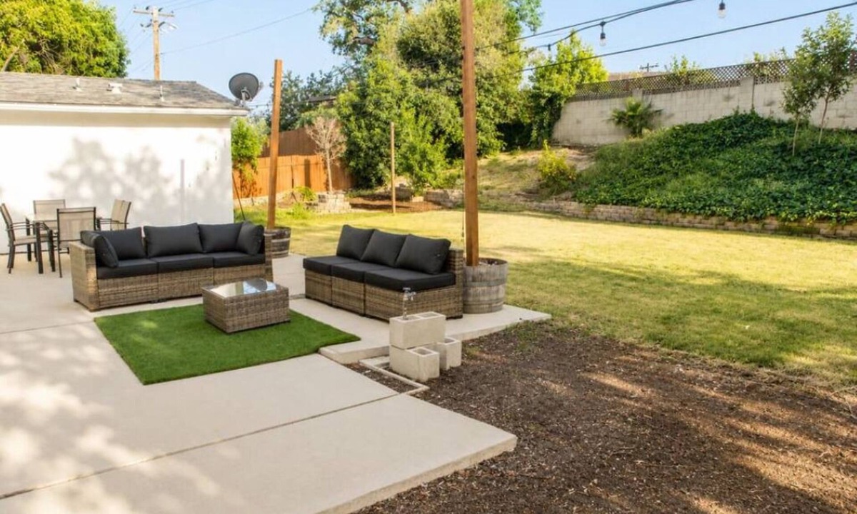 Thousand Oaks House | Modern 4BR Retreat With Yard, Garage With EV Outdoor Plug for Electric Cars!