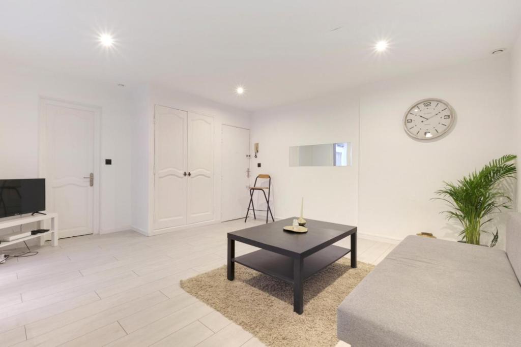 Gambetta Apartment | Modern flat with terrace at the heart of Montpellier - Welkeys