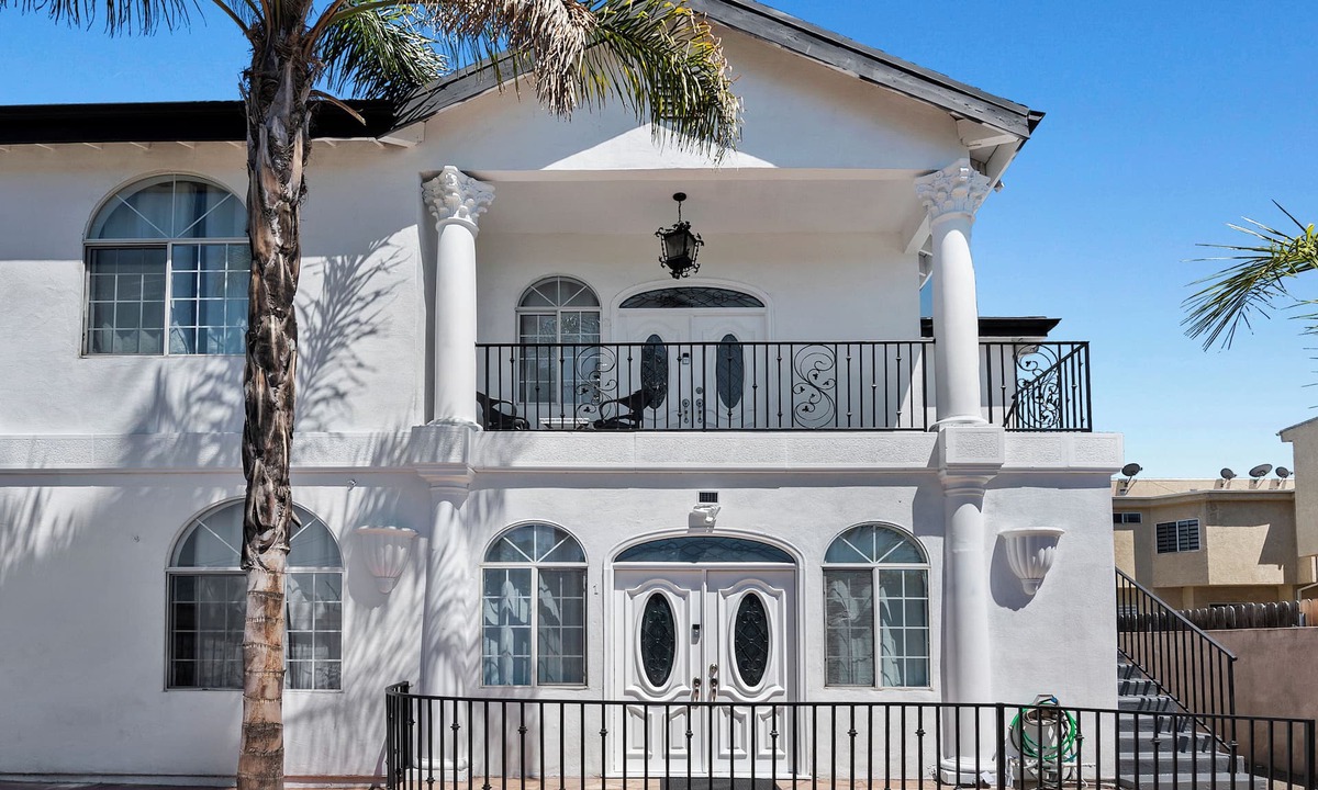 NoHo Arts District Apartment | Modern gated 4bedroom 2bath unit in Los Angeles by Universal Studio & Hollywood