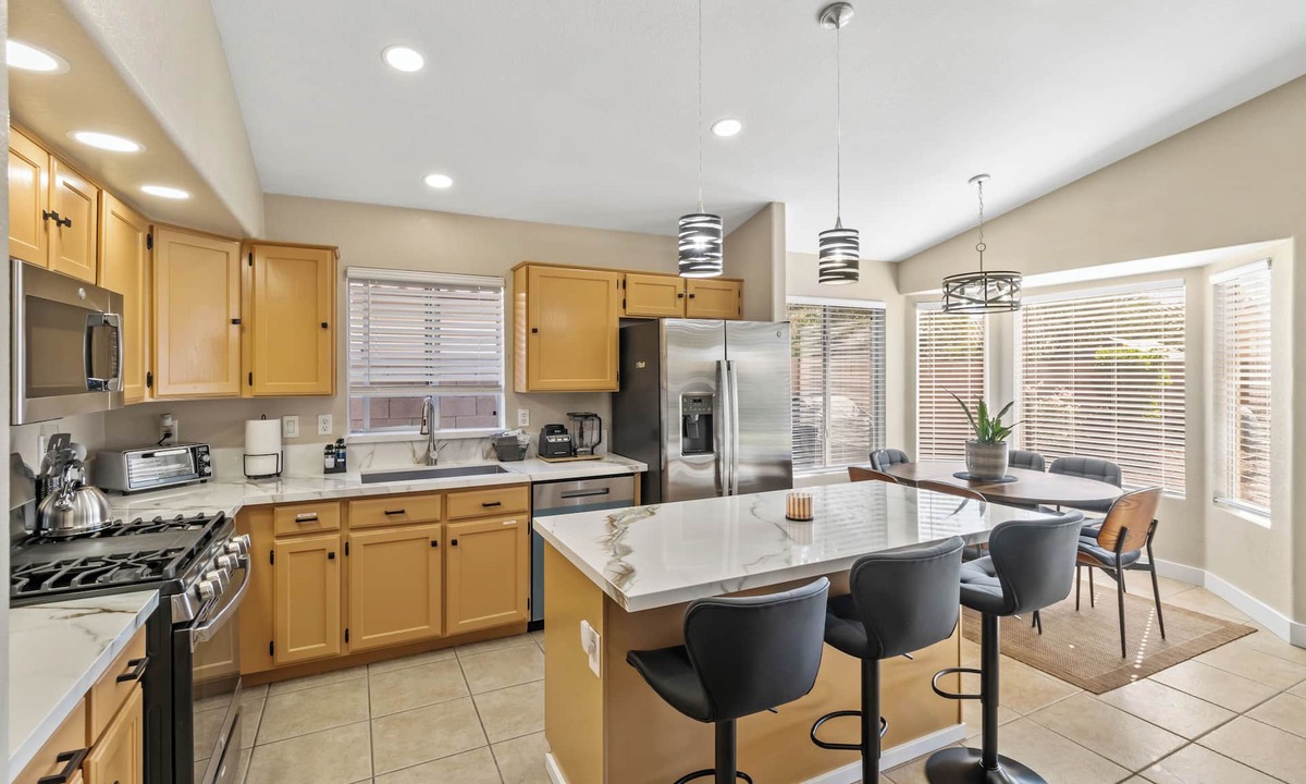 Avondale House | Modern Luxury Escape in Avondale Near Stadium & Dining 4 BR Retreat Sleeps 8