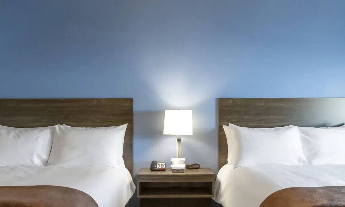 Redding Hotel | Modern Suite w/Kitchenette – Relax in Style Near Redding’s Top Attractions