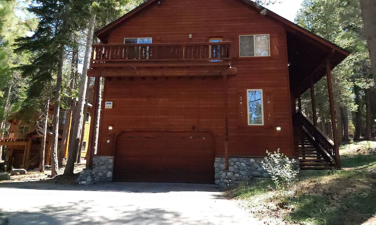 Truckee Cabin | Modern Tahoe Donner Open Living Rm,Pool Table, Lg Backyard