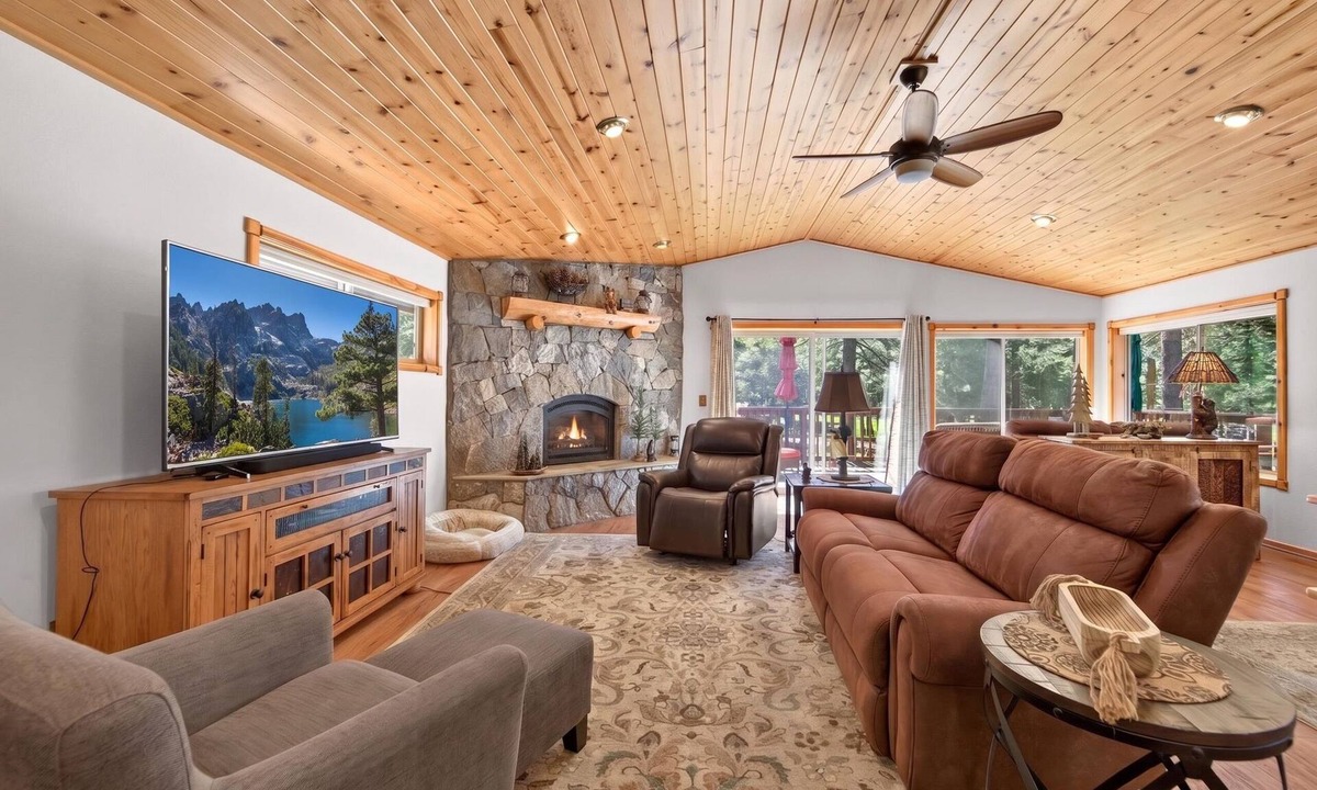 Truckee House | Monthly Lease - Beacon Lodge by Tahoe Getaways, Pet-Friendly 3BR in Tahoe Donner