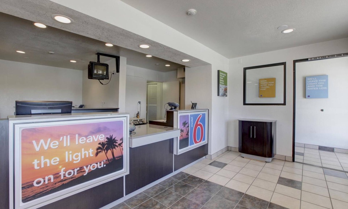 Corona Hotel | Motel 6 Corona, CA