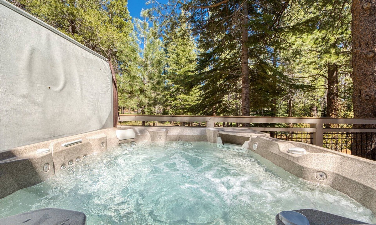 Truckee House | Mountain Jewel by Tahoe Getaways- 4 BR in Tahoe Donner - Hot tub + A/C
