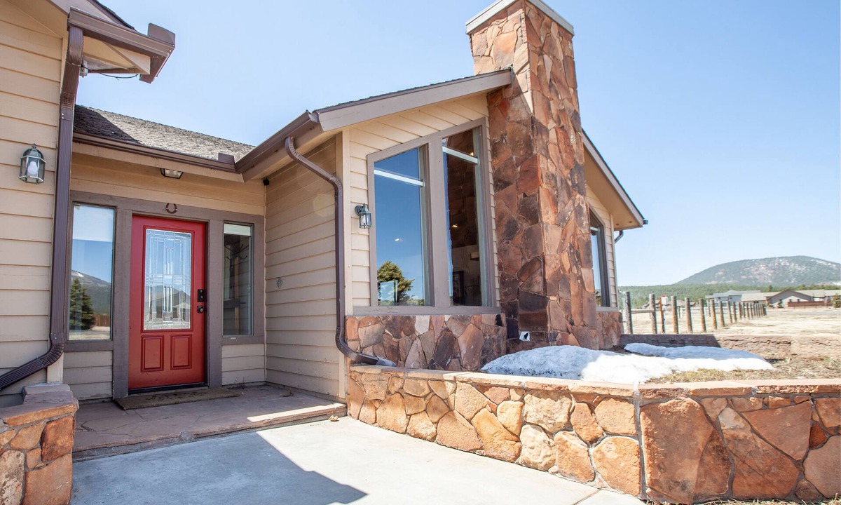 Baderville House | Mountain Shadows Single Story - 2 Acre Fenced Yard