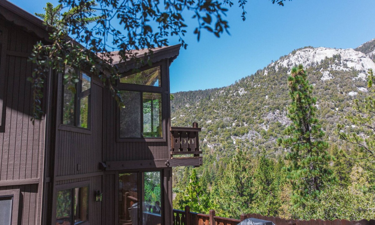 Fern Valley Cabin | Mountain Treehouse Retreat with Stunning Scenic Views