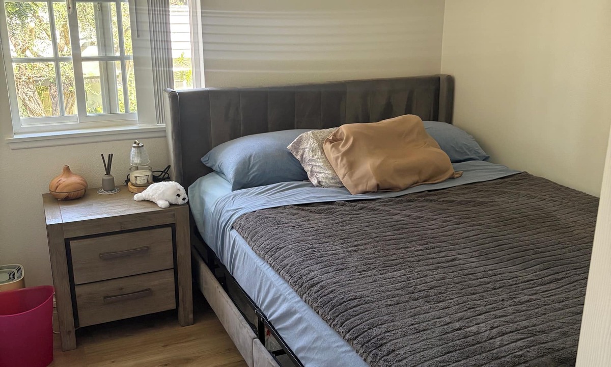 Adams House | Near Beach & Shops Budget Private Room Stay