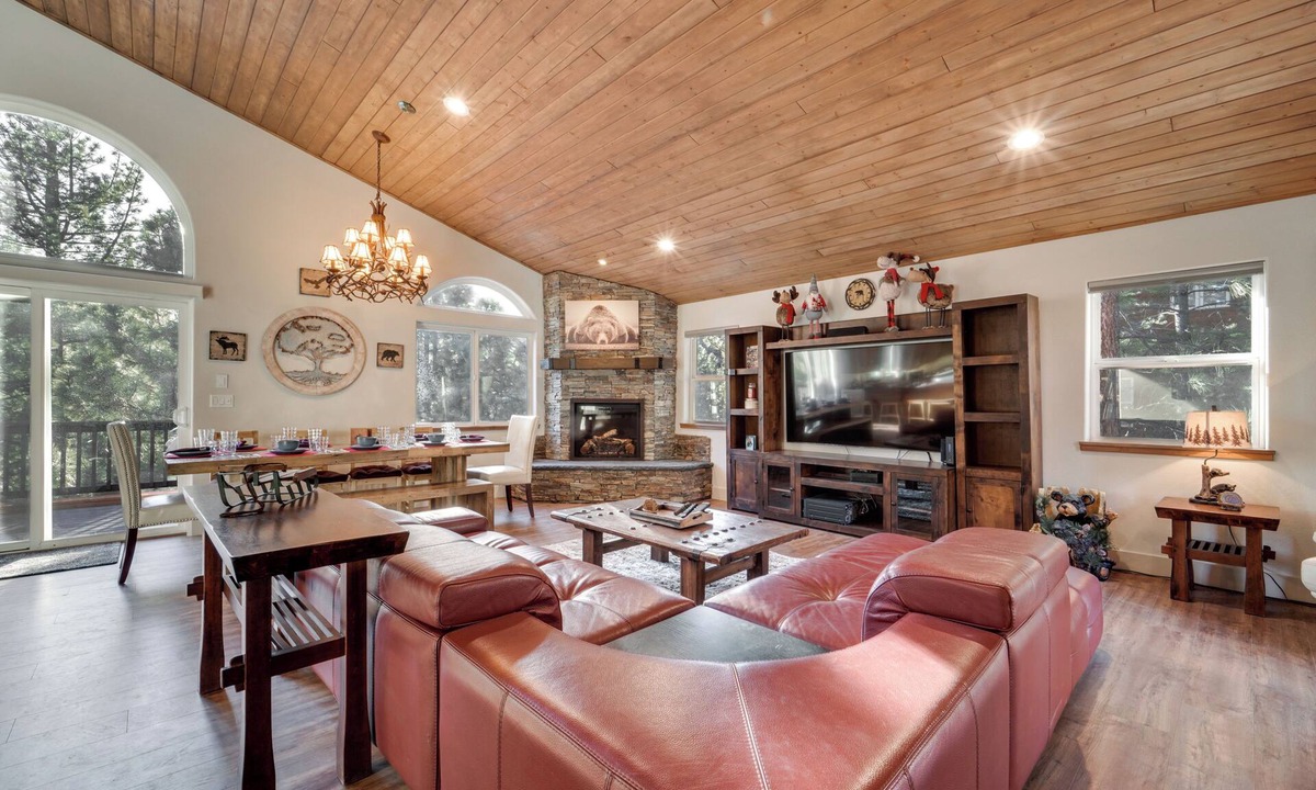 Truckee Cabin | Near Downhill Ski Resort! Hot Tub Haven in Truckee