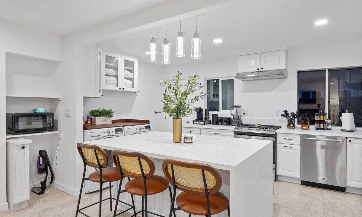 Midway City House | NEW! A Modern Oasis with Game room 15mins to Disneyland,beaches&more!