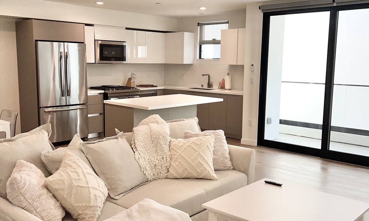 Beverly Hills Condo | *New* Beautiful Beverly Hills Condo w/parking
