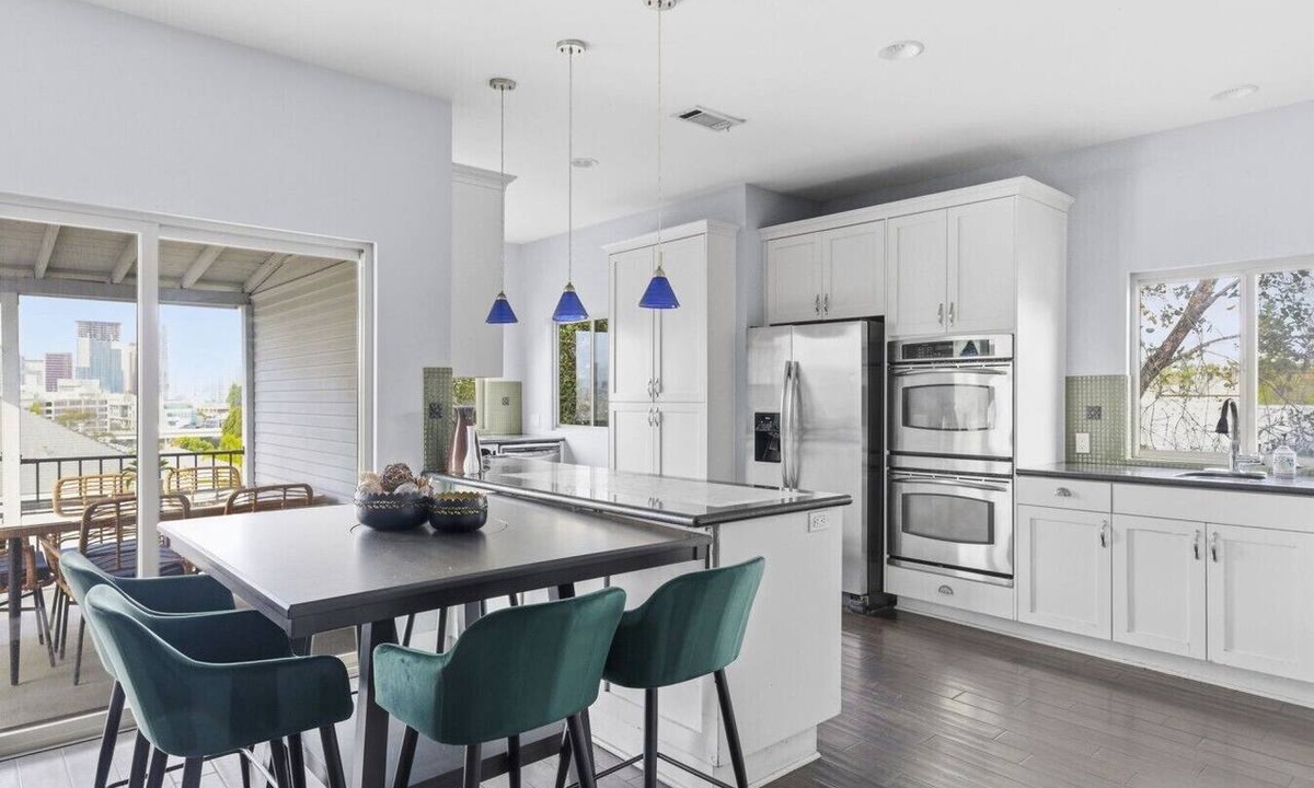 Golden Hill Apartment | New Golden Hill Family Retreat Views + Chef’s Kitchen