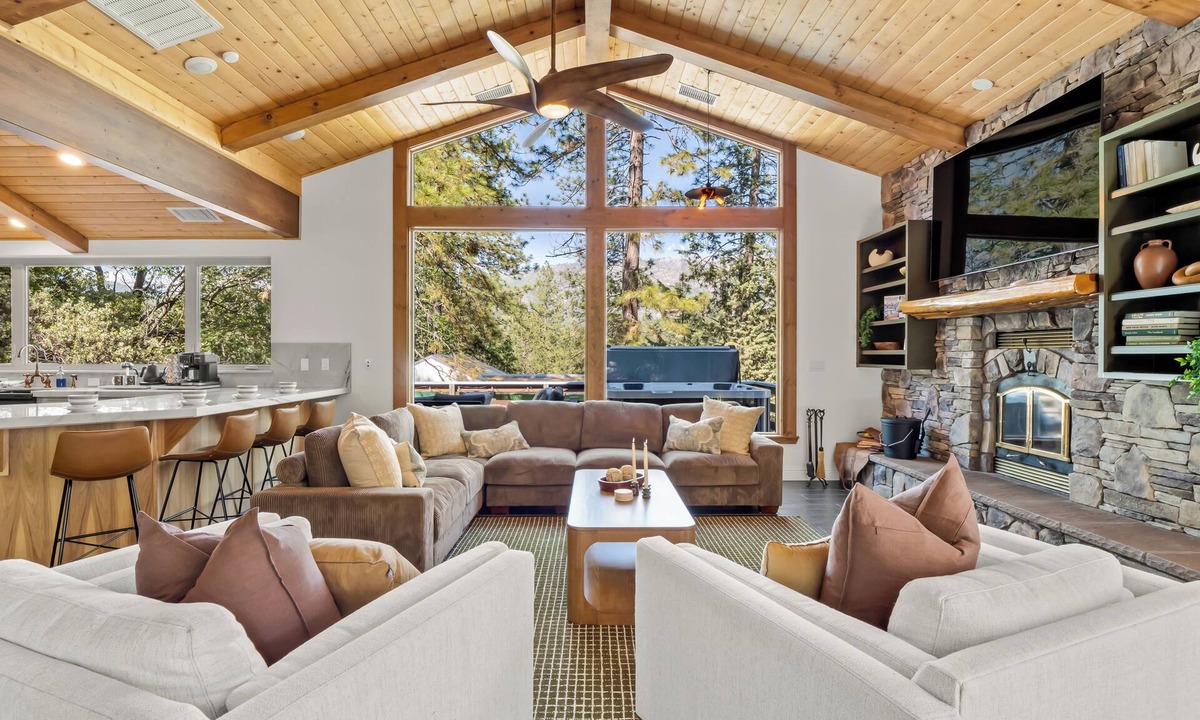 North Fork Cabin | NEW Hot Tub-Pool-Sauna-Game Room