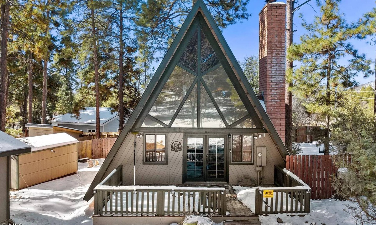 Groom Creek Cabin | New Listing - Cozy A-Frame cabin in adorable Mt neighborhood just 12 min to DT!
