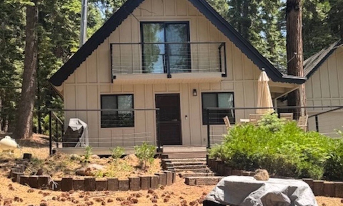 Lake Almanor Country Club House | Newly updated 4-bedroom house with AC, WiFi in serene Lake Almanor Country Club