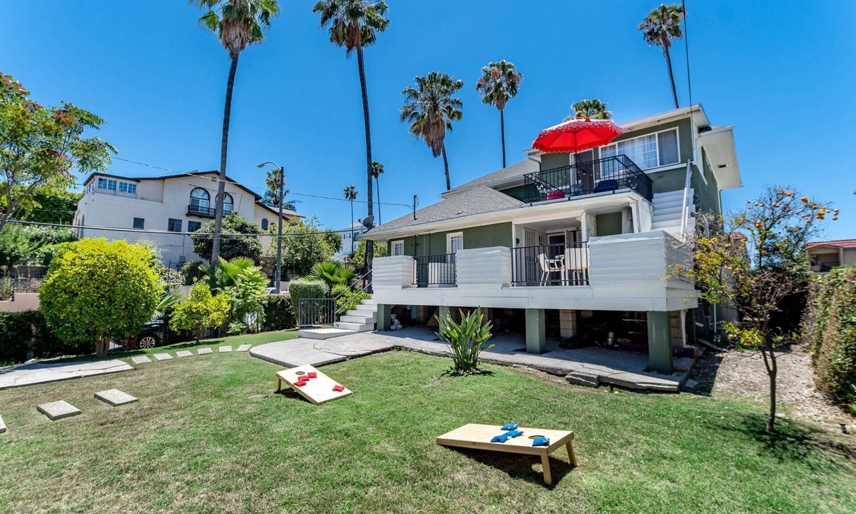 Wilshire House | Normandie Manor | 6BR Hollywood Sign Views, Chef's Kitchen, Gated + Dog Friendly