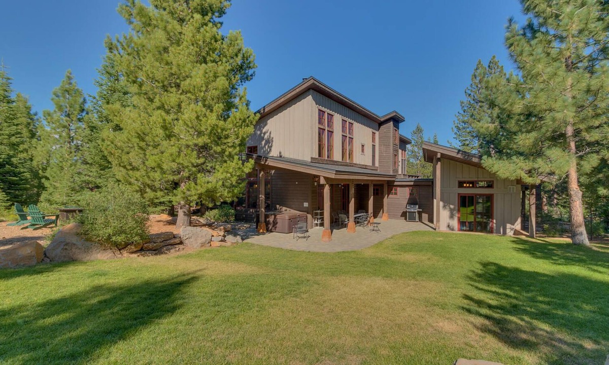 Truckee House | Norse Hall by Tahoe Getaways - Luxury Cabin - Hot Tub, Pool, Beach