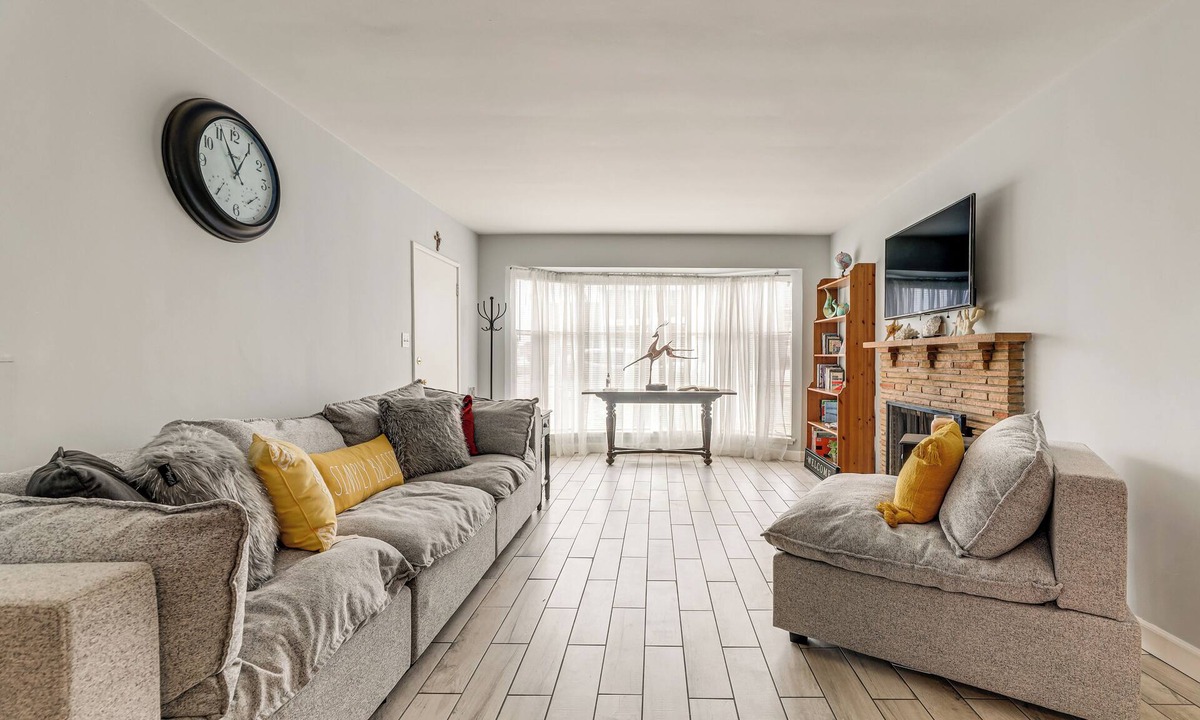 North Long Beach Condo | Nurse-Ready Unit! 10 Mi to Ocean & Dtwn Long Beach