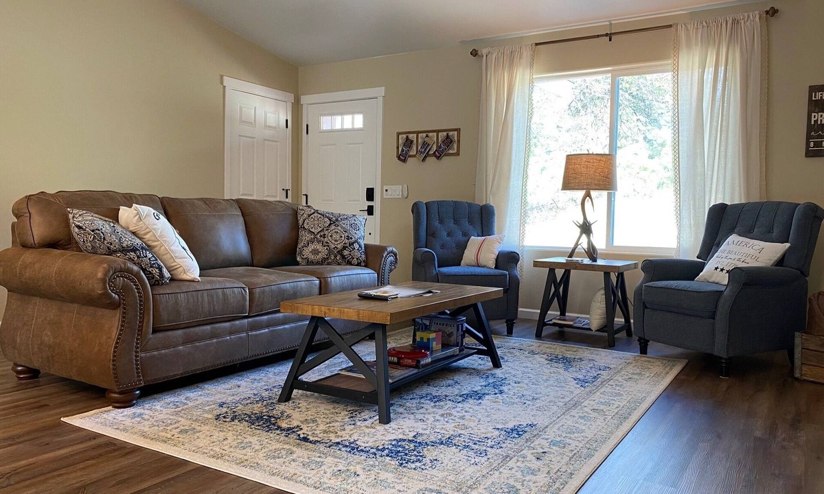 Oak Knoll Village Cottage | Oak Knoll Cottage - Minutes to Downtown, Ideal for Fishing & Hiking!