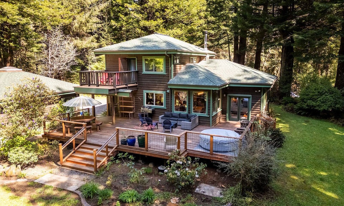 Trinidad House | 🌲🌊 Ocean Forest Retreat – Beautiful Redwood Home w/expansive deck near Moonstone Beach