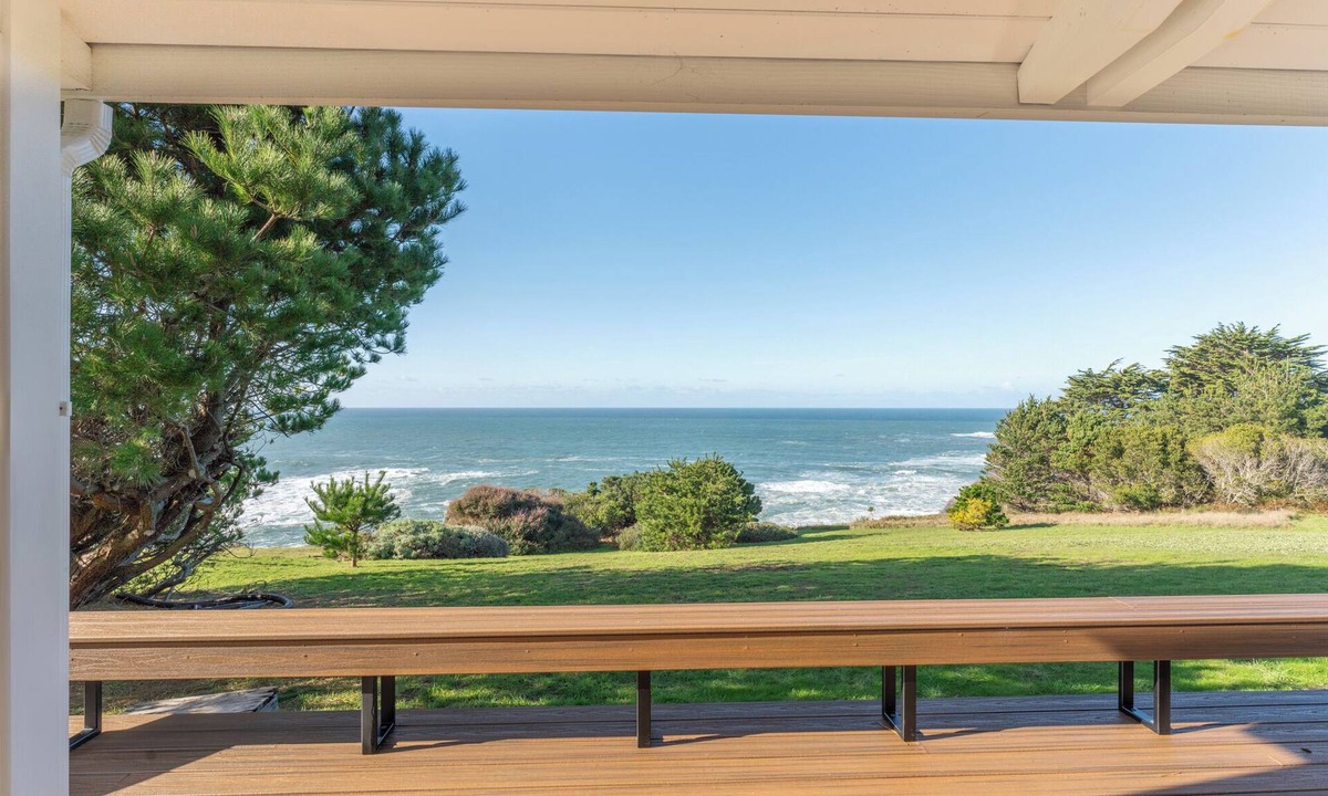 Albion House | Pacific Seascape - A serene coastal escape