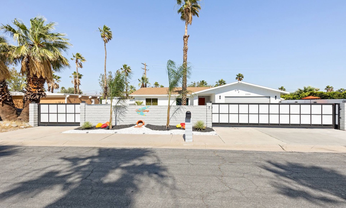 Desert Park Estates House | Palm Springs Deluxe Rentals + Putting Green