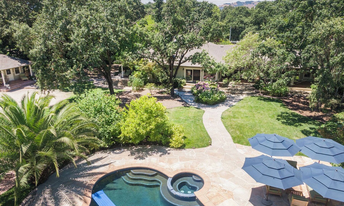 Sonoma House | Palmer Oaks Farmhouse - Pool, hot tub & cottage. 5 bedrooms. A unique experience