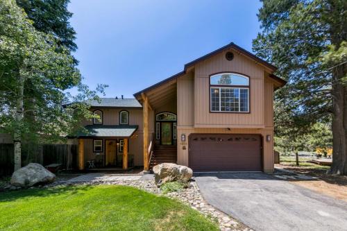 Tahoe Paradise House | Paradise in the Pines: Hot Tub BBQ Pet Friendly