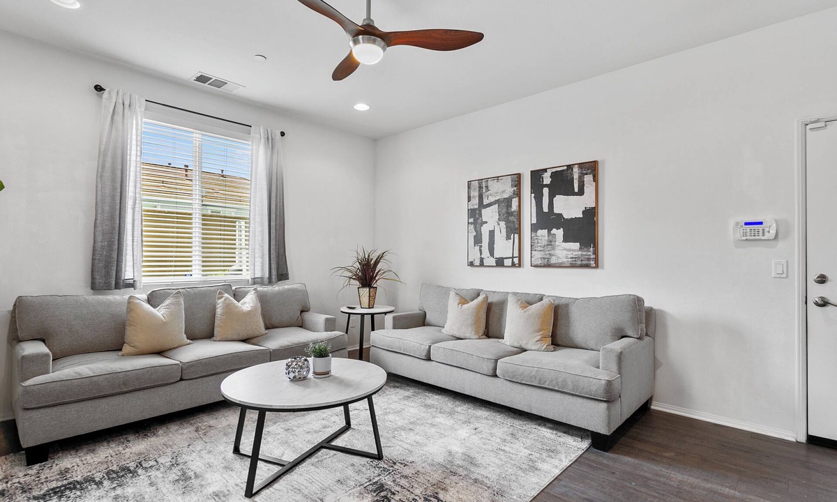 Mira Loma Condo | Peacock Court Sanctuary｜Elegant 3BR Home in Eastvale｜30-Day Min Stay｜#42123
