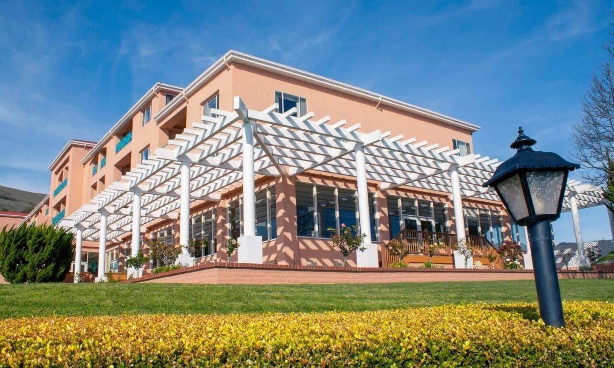 Callender Hotel | Perfect Beach Getaway! Full Kitchen, Free Parking, Steps to Avila Beach Pier