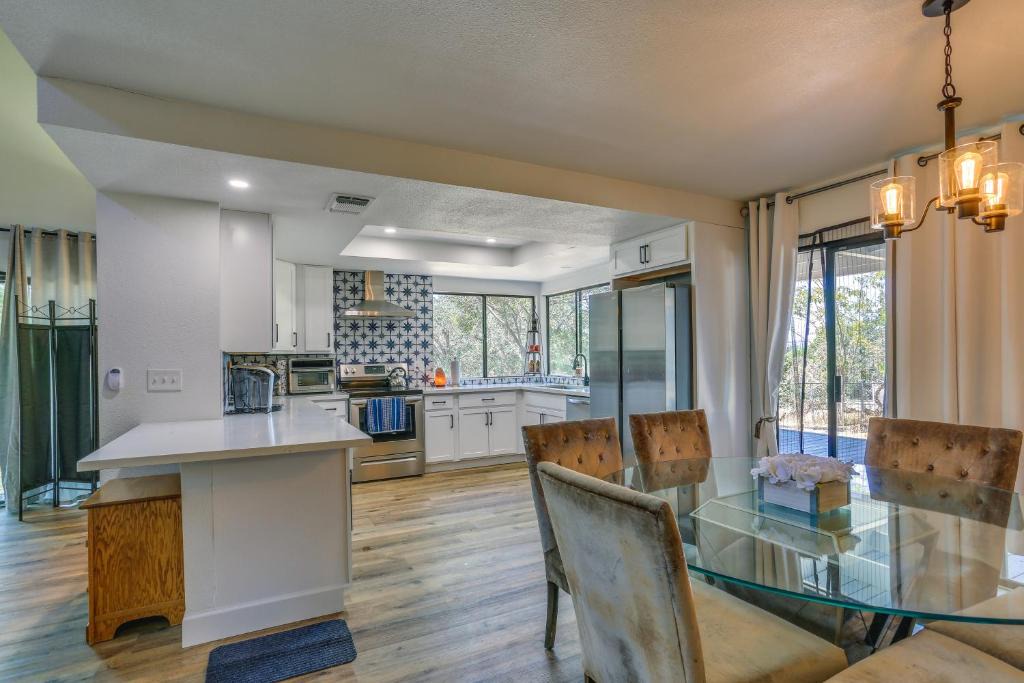 Yosemite Lakes House | Pet-Friendly Coarsegold Vacation Rental w/Deck!