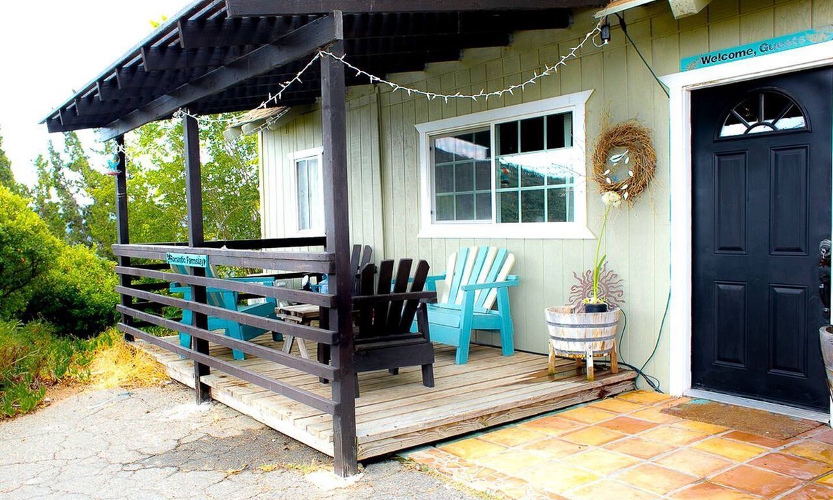 Rainbow CDP Cottage | Pet Friendly Fantastic Cottage with Hot-tub in Rainbow, California