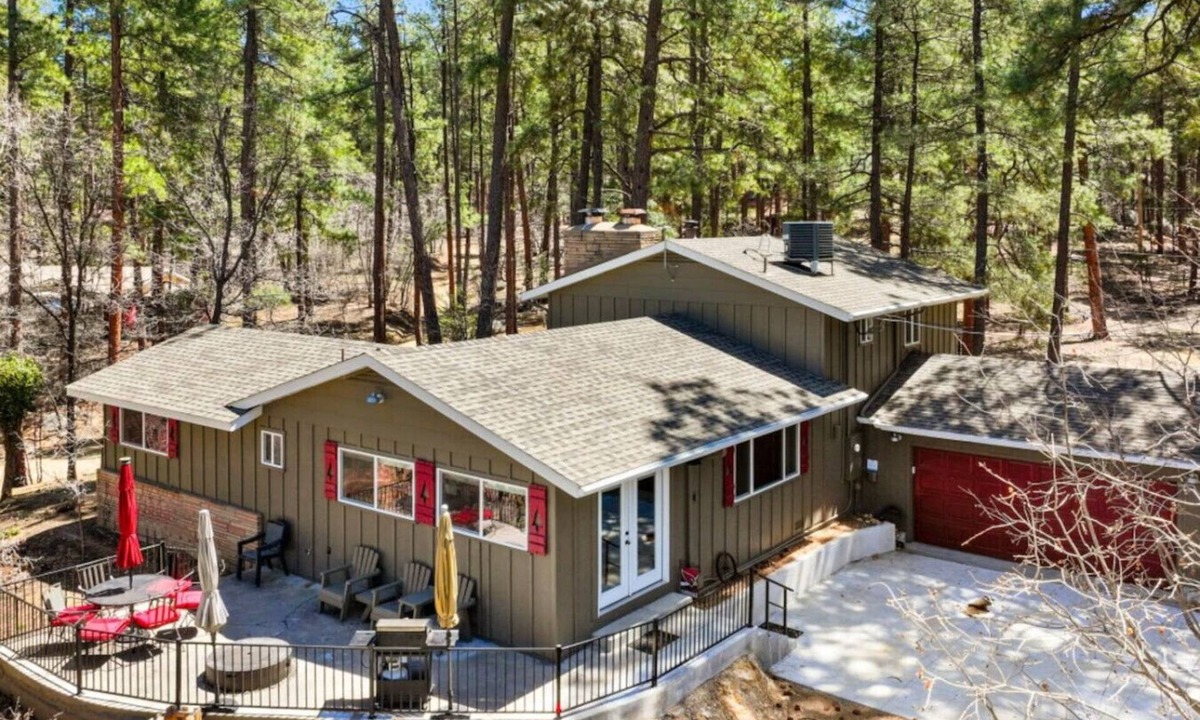 Groom Creek Cabin | Pine Cone Lodge - Fire Pit* BBQ* Ping Pong*