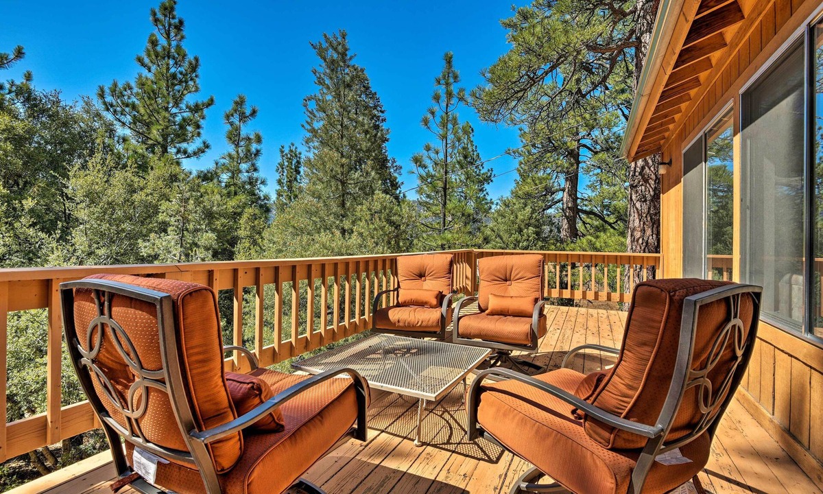 Pine Mountain Club Cottage | Pine Mountain Club Cottage w/Wraparound Deck!