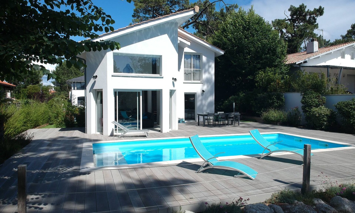 Arcachon House | Pleasant air-conditioned villa, heated swimming pool, close to the sea, 18-hole golf course, tennis court.