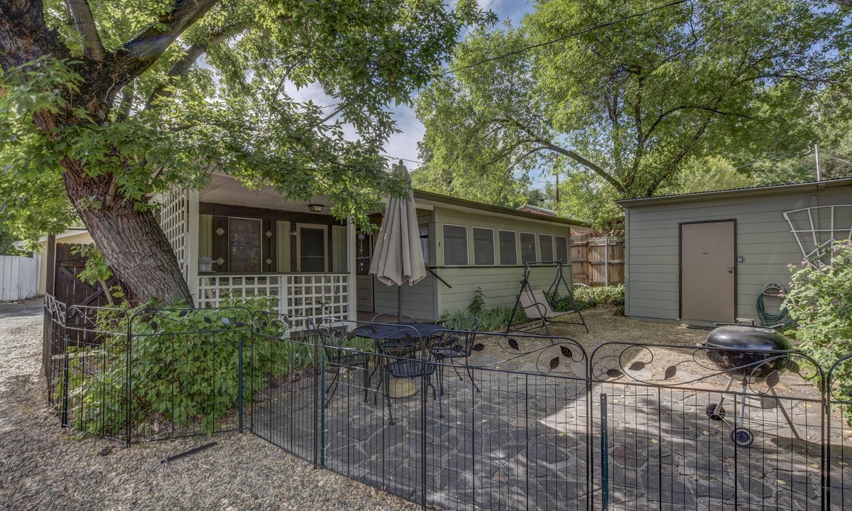Prescott House | Pleasant Street Cottage ~ The Perfect Location with all the Comforts of Home