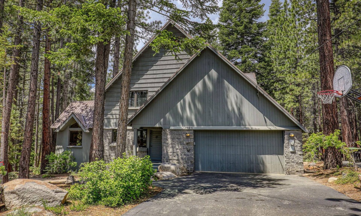 Truckee Cabin | Ponderosa Pine Escape