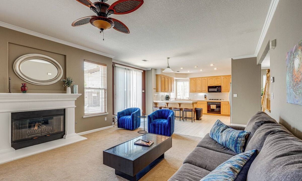 Manteca House | Pool Table & Home Gym! Manteca Group Getaway