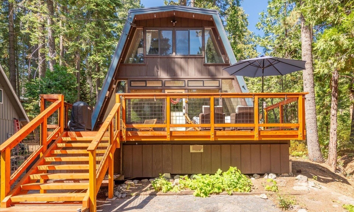 Sunnyside Cabin | Private Beach Access~Hot Tub~Walk to Restaurants!
