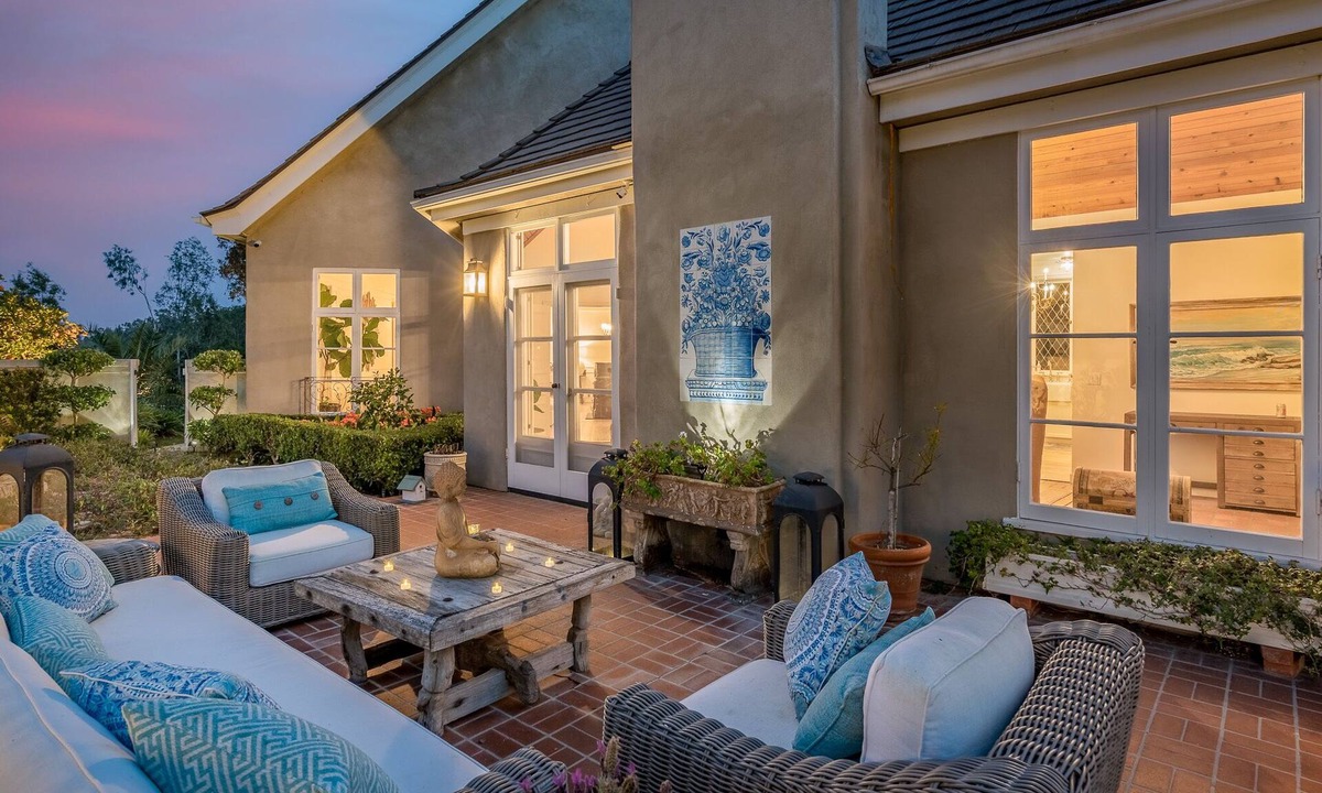 Covenant House | Private French Cottage RSF close to walking trails, golf and 15 min to Beaches