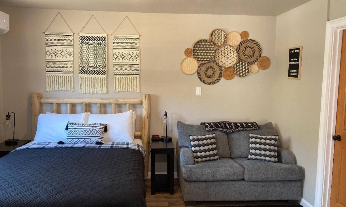 Three Rivers Apartment | Private Hot Tub - Shared Pool - 6 Miles to Sequoia - Walk To Town - Mtn Views
