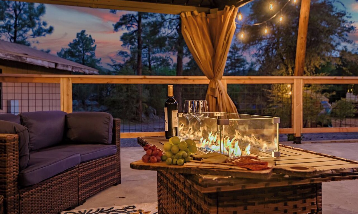 Prescott House | Private Retreat | 2 Miles to Whiskey Row | 4 Bed/3 Bath + Game Room, Fire Pit, & Playground